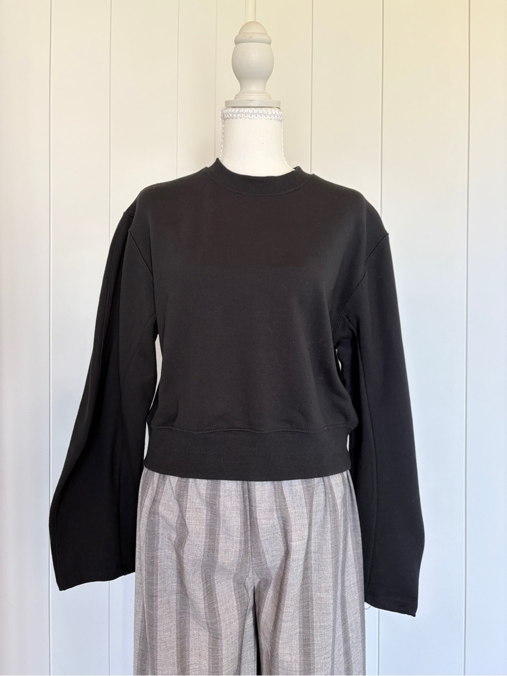Women's Black Relaxed Crewneck Sweatshirt